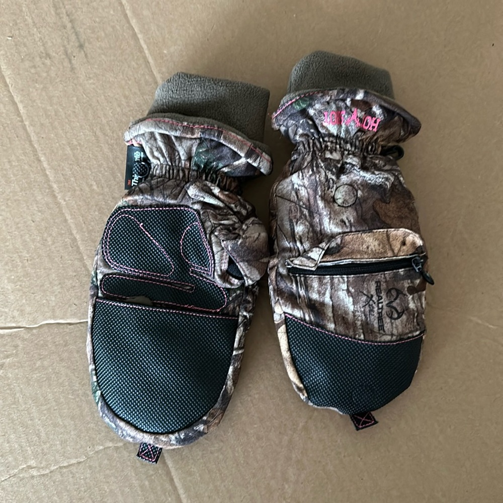 Real tree women’s insulated mittens.